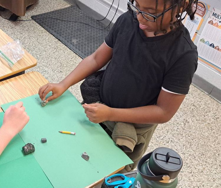 DCEsuperhornets's tweet photo. Mrs. Williams’ 5th graders put their observation skills to the test as they sorted and classified rocks by appearance, texture, and hardness. These young scholars are geologists in the making 🪨 #SnapshotsofLearning https://t.co/EOJEvVhxdY