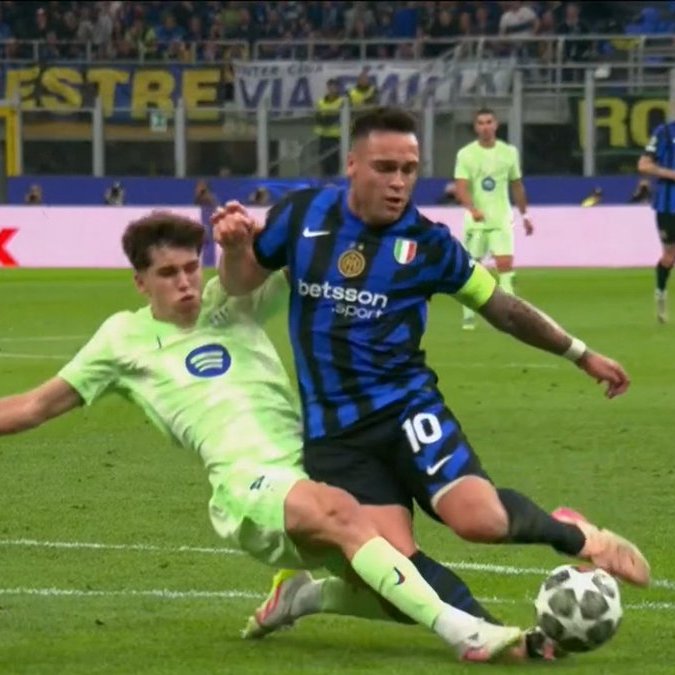 𝐉𝐢𝐜𝐡𝐨 𝐥𝐚 𝐖𝐞𝐧𝐠𝐞𝐫
"Penalti  iliyosababishwa na Cubarsí haikuwa sahihi. Video Ukiicheza kwa slow motion, kila kitu kinaonekana ni kosa. Lakini kwa uhalisia sio penalty ,mpira aliucheza"

Nukuu ya mzee Wenger kwa Mwamuzi Szymon Marciniak 🇵🇱 kutotoa uamuzi sahihi