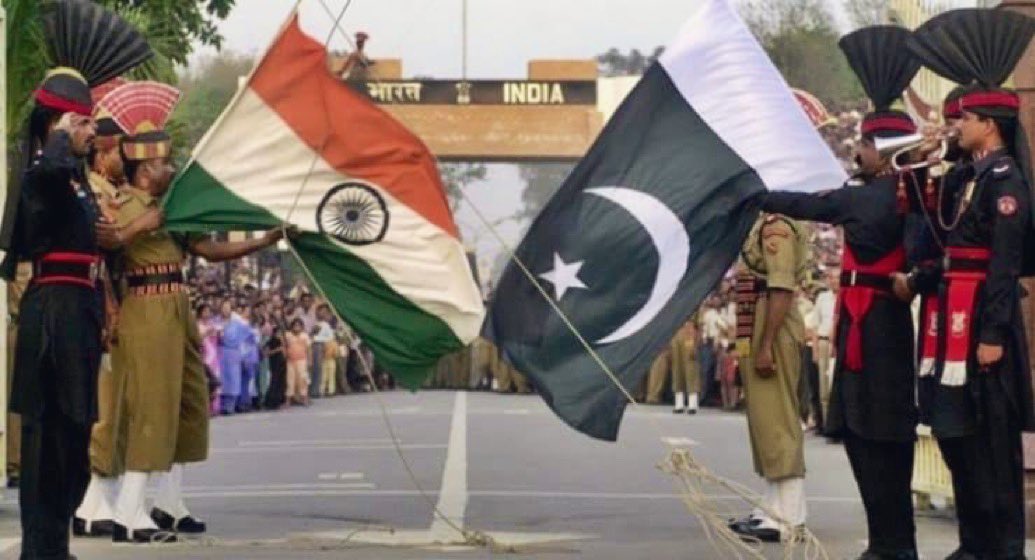 Tüm bu gerilimin temelinde, Hindistan’ın 22 Nisan’daki saldırılarla ilgili Pakistan’ı peşinen suçlaması ve ardından gelen uzlaşmaz tutumu yatıyor. 

Pakistan, olayın bağımsız ve tarafsız bir komisyonca soruşturulmasını talep etmiş; hatta bunun bir “sahte bayrak” operasyonu