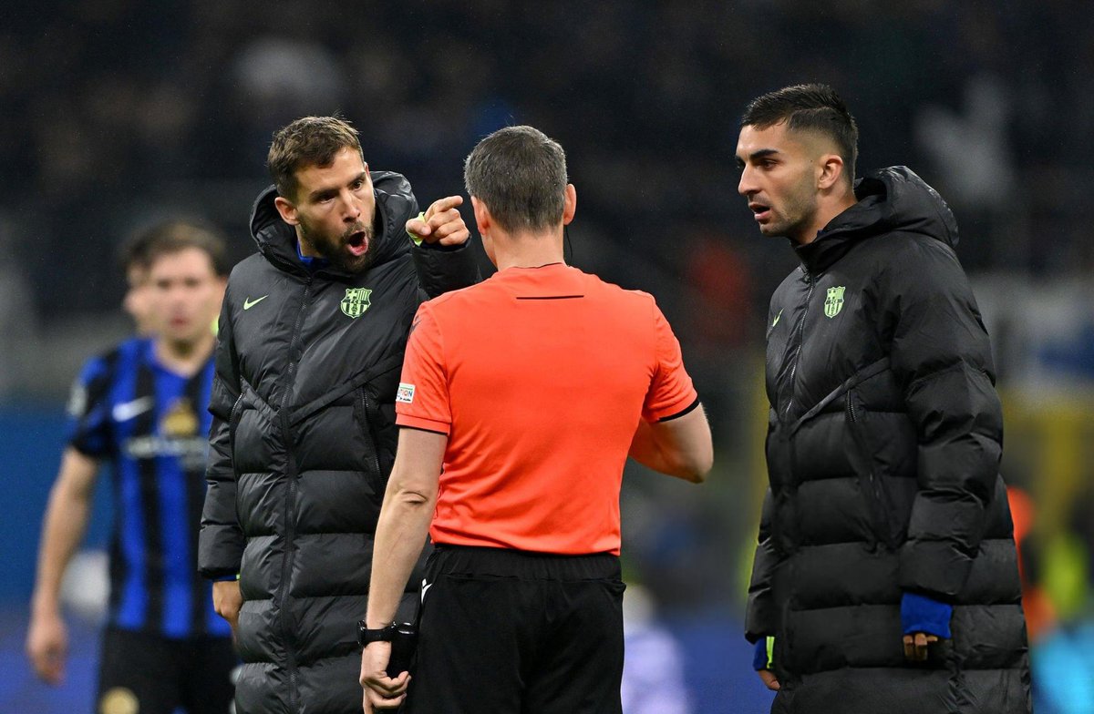 This picture alone solidifies Iñigo's status as a club legend, I don't give a f*ck. A guy who's been at Barça for not even 2 years has shown so much more passion and affection for the club than a certain man from Uruguay. Standing up to injustice, what a warrior.