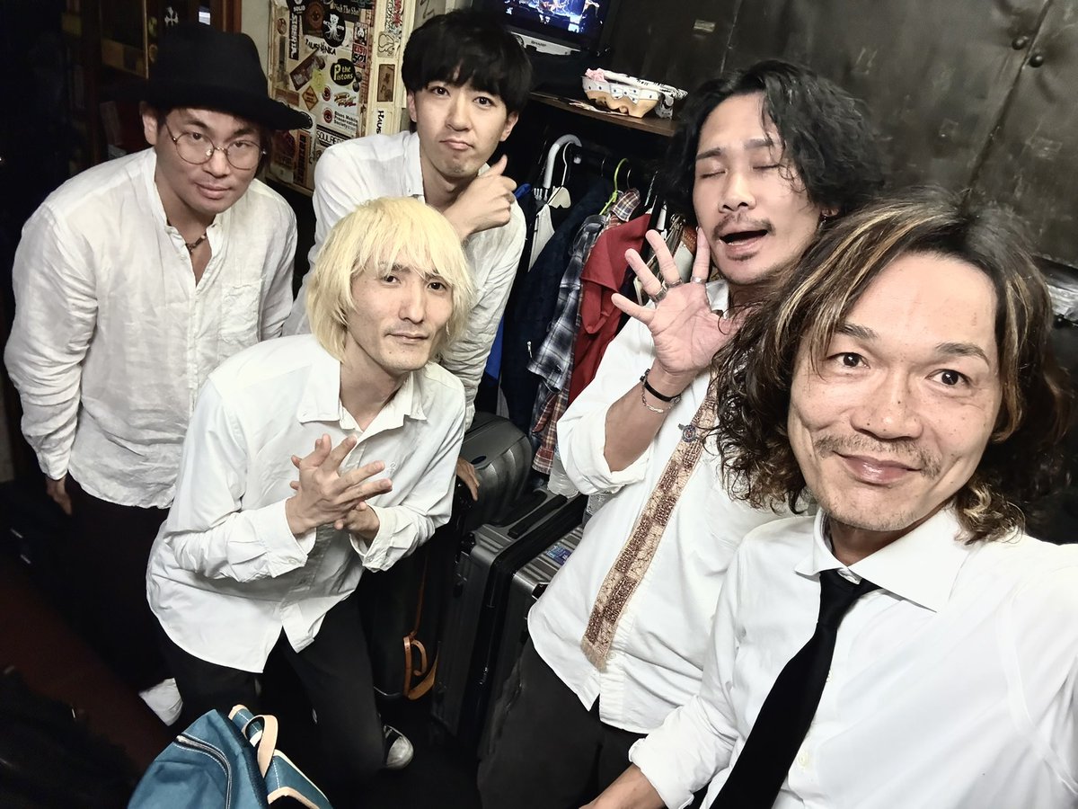 naovoistar's tweet photo. 夕べの高円寺Showboatでのアンバイズイベントは素晴らしかった！全バンド最高、アンバイズもお客さんも最高、ナオトバンドも熱く迎え入れて頂けて、こんな素敵イベントの中で演奏出来たことを幸せに思います。うみんちゅも最高だったな！アンバイズありがとう！あまりに嬉し楽し過ぎる夜で呑み過ぎた！ https://t.co/SReAKu5KbV