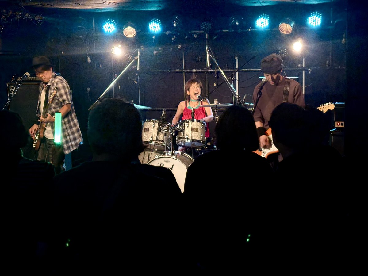naovoistar's tweet photo. 夕べの高円寺Showboatでのアンバイズイベントは素晴らしかった！全バンド最高、アンバイズもお客さんも最高、ナオトバンドも熱く迎え入れて頂けて、こんな素敵イベントの中で演奏出来たことを幸せに思います。うみんちゅも最高だったな！アンバイズありがとう！あまりに嬉し楽し過ぎる夜で呑み過ぎた！ https://t.co/SReAKu5KbV