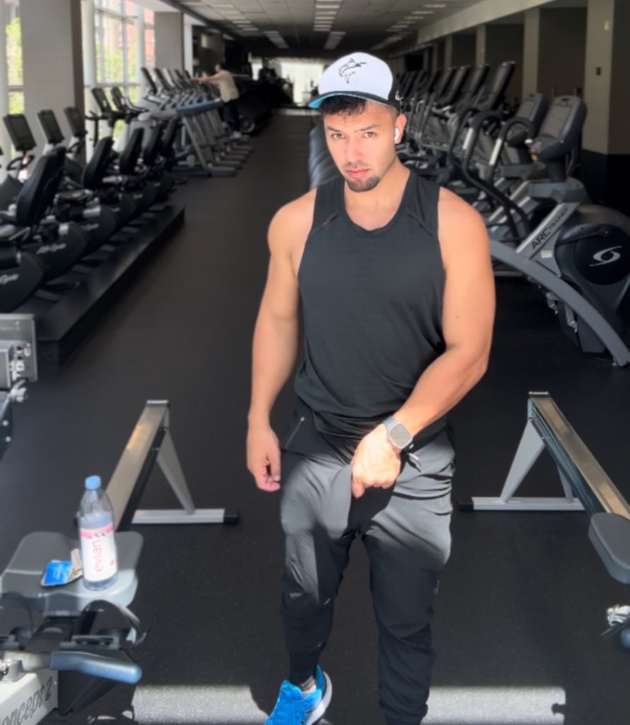 Hold my hand and train with me