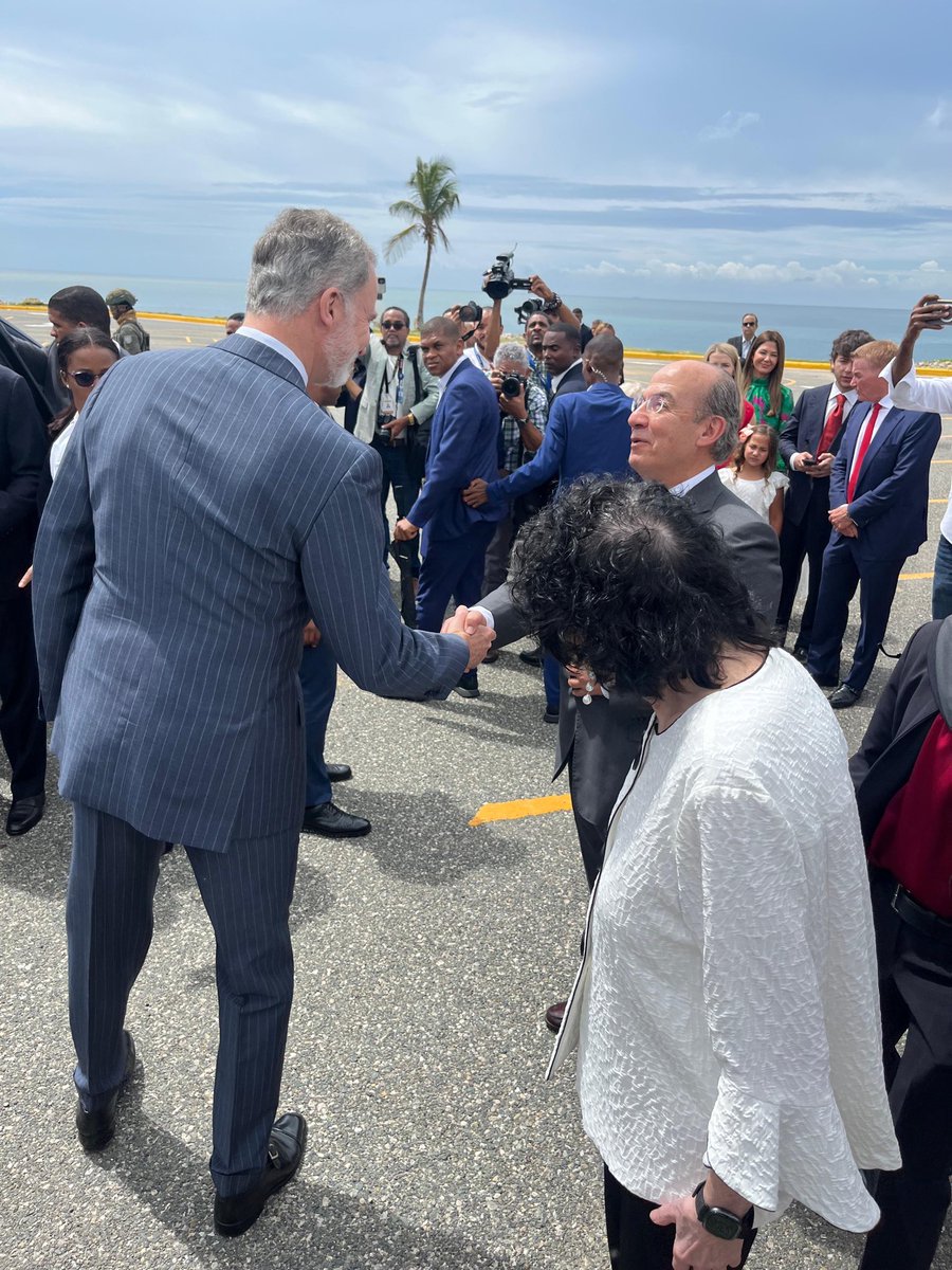 El súbdito <a href="/FelipeCalderon/">Felipe Calderón 🇲🇽🇺🇦</a> difunde cómo se le rinde al rey de España, como tantos siervos de origen mexicano 😖