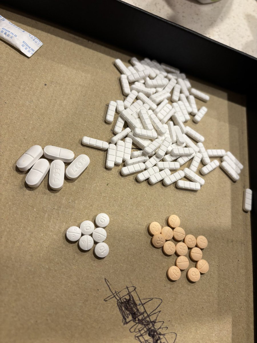 Hahaheytherehoe's tweet image. Solid day 💥 #drugtwt #bars #percs #hydros