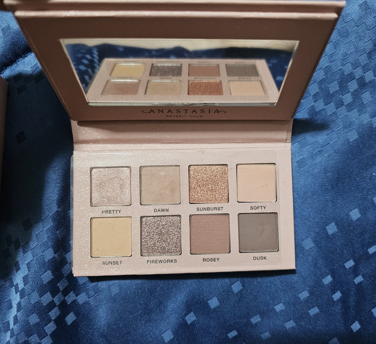 etaa82's tweet image. ส่งต่อ Anastasia eye shadow สี GLAM TO GO ราคา 520฿ค่ะ
#anastasia #eyeshadow #ส่งต่อคสอ #ส่งต่อ #ส่งต่อสกินแคร์ #ส่งต่อเครื่องสําอางค์ #ส่งต่อครีม #ส่งต่อเครื่องสําอางมือสอง #ส่งต่อคสอมือสอง #คสอมือสอง #คสอ #คสอเกาหลี