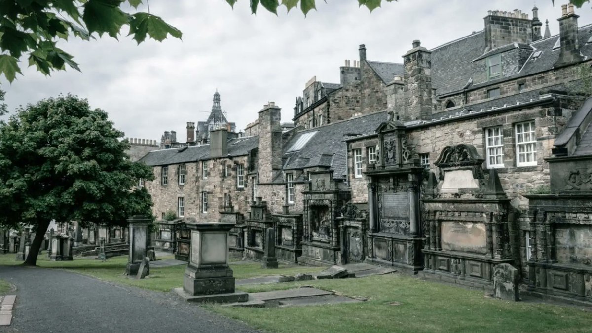 MonsterCas2's tweet image. El Cementerio de Greyfriars en Edimburgo está lleno de fantasmas, el más ilustre es el poltergesit de George MacKenzie. Aquí su historia..

Por cierto JK Rowling tomó de este cementerio varios nombres para su saga de Harry Potter. 
#edimburgo #poltergeist