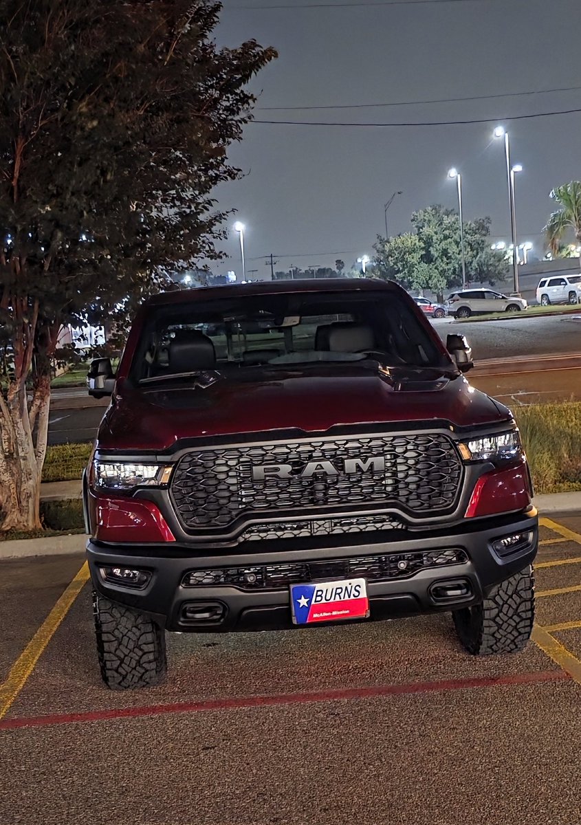 LeFicha's tweet image. Ayer porfin cumpli mi sueño de comprar una camioneta grande y no solo eso, pero una Ram. Despues de unos años porfin llego el dia! Mi siguiente meta es clara, y se que la cumplire 🙏