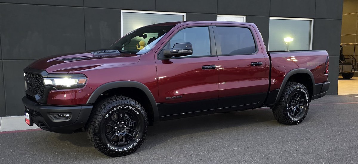 LeFicha's tweet image. Ayer porfin cumpli mi sueño de comprar una camioneta grande y no solo eso, pero una Ram. Despues de unos años porfin llego el dia! Mi siguiente meta es clara, y se que la cumplire 🙏