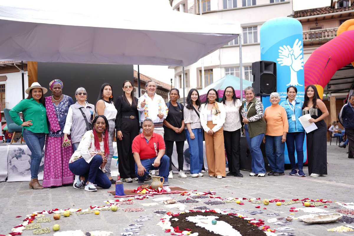 MaFernandaJimbo's tweet photo. Hoy no fue solo una feria: fue un encuentro de sueños y de lucha colectiva. Desde la sociedad civil, trabajamos por los derechos de los grupos de atención prioritaria, exigiendo políticas públicas reales y construyendo nuevas rutas. Seguimos, juntas, por un futuro más justo. https://t.co/B56gtgwtQX