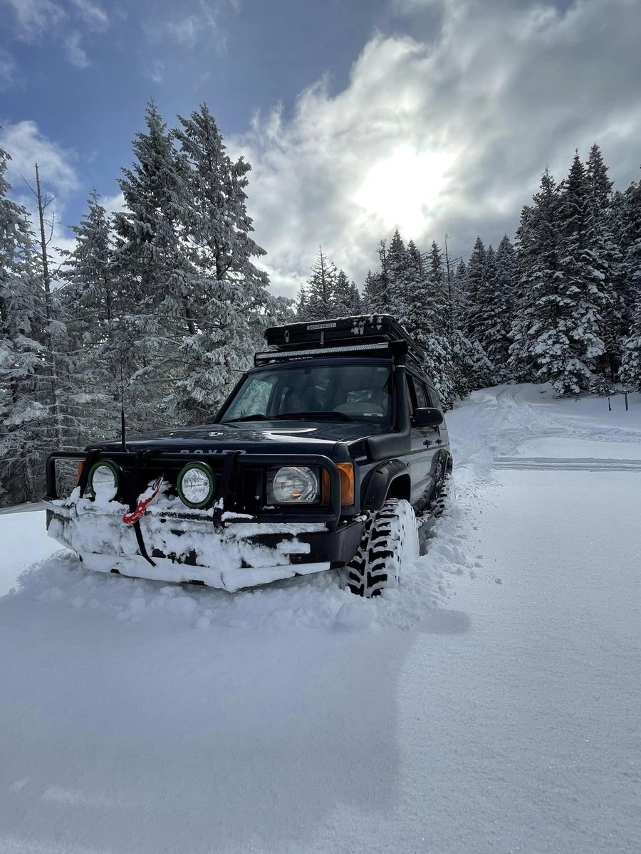Ready to take on any terrain.
Michael got a great shot of his Discovery 2 in some deep snow.

#roveroverland #landrover #discoveryii #discovery2