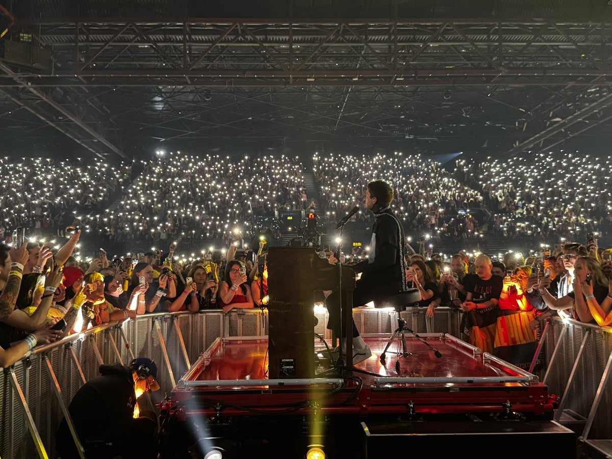 jessonic_'s tweet photo. I was 10 ft away. I still can’t believe it 🥲 #twentyonepilots https://t.co/lC40JGMHxy