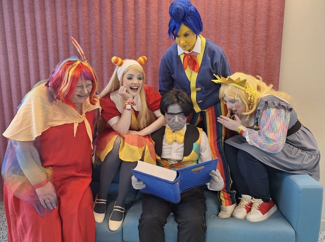 AgentDelta_'s tweet image. Never posted our  #WelcomeHome cosplays on here! We've worn them over the past year and are loving about the updates! Thank you @_PartyCoffin_ for this amazing series and happy belated birthday! #JulieJoyful #WallyDarling #FrankFrankly #FrannyJoyful #SallyStarlet #PoppyPartridge