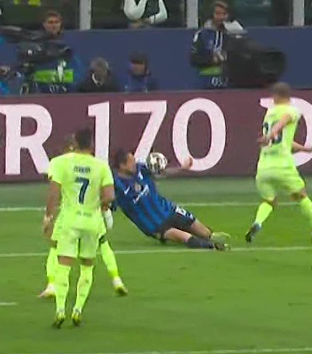 CuentaMister's tweet photo. RESUMEN DEL ATRACO EN MILAN (que no me di cuenta en vivo)

1) Con 0-0 MANO CLARÍSIMA de Acerbi en el área cortando un centro desde el suelo. ERA PENALTI.

2) SÍ ERA PENALTI SOBRE LAMINE. La TV puso el primer contacto pero NO fue ese el que lo derribó, sino el SEGUNDO que veis en la imagen, ya dentro del área.

3) HAY FALTA SOBRE GERARD en el 3-3, Dumfries golpea su pierna, provocando que se desestabilice y luego tropiece con él, ganando el balón y poniendo el centro para el gol de Acerbi que evitó la victoria del Barça.

MENUDO ATRACO @UEFAcom_es @ChampionsLeague