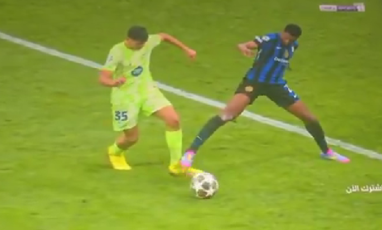 CuentaMister's tweet photo. RESUMEN DEL ATRACO EN MILAN (que no me di cuenta en vivo)

1) Con 0-0 MANO CLARÍSIMA de Acerbi en el área cortando un centro desde el suelo. ERA PENALTI.

2) SÍ ERA PENALTI SOBRE LAMINE. La TV puso el primer contacto pero NO fue ese el que lo derribó, sino el SEGUNDO que veis en la imagen, ya dentro del área.

3) HAY FALTA SOBRE GERARD en el 3-3, Dumfries golpea su pierna, provocando que se desestabilice y luego tropiece con él, ganando el balón y poniendo el centro para el gol de Acerbi que evitó la victoria del Barça.

MENUDO ATRACO @UEFAcom_es @ChampionsLeague