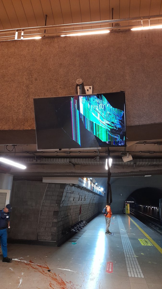 Cooperativa's tweet photo. #CooperativaContigo Vendedores ambulantes desataron espectáculo delincuencial y causaron destrozos en la Estación La Cisterna del Metro de Santiago: https://t.co/Mx4L7sZODn
