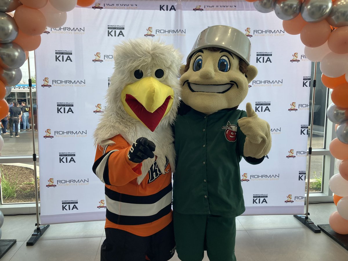 Johnny ran into a few ☄️ friends today!

🏷️ <a href="/FWKomets/">Fort Wayne Komets</a>