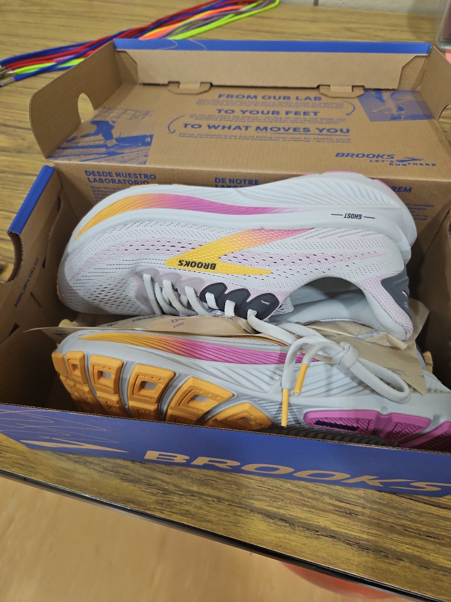 Amy_Howe_BA's tweet image. Thank you @MarathonKids and @brooks_shoes! These are AMAZING and totally made my day!