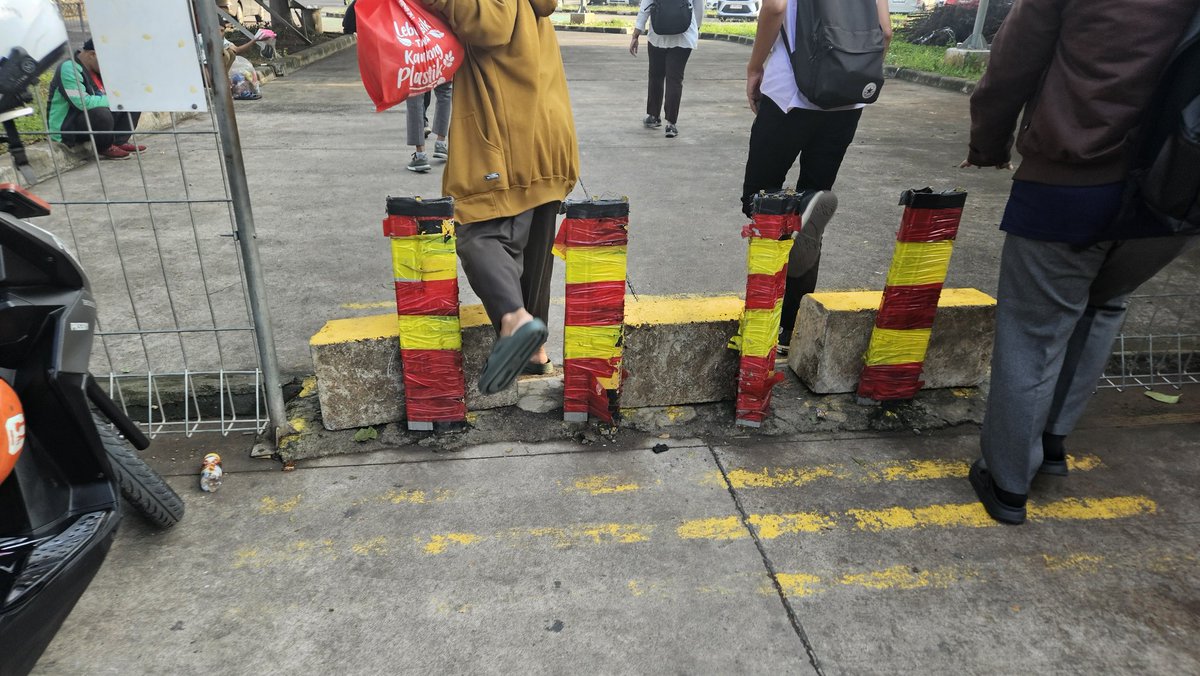 freesiaros's tweet photo. @CommuterLine @KAI121 coba kasih saya paham, ini maksudnya gimana ya? Pintu masuk pejalan kaki tuh yg sebelah mana sih? Kok saya masih belum tahu.. saya dan pejalan kaki lain kan juga mau nyaman. https://t.co/w3KDL2s6fa