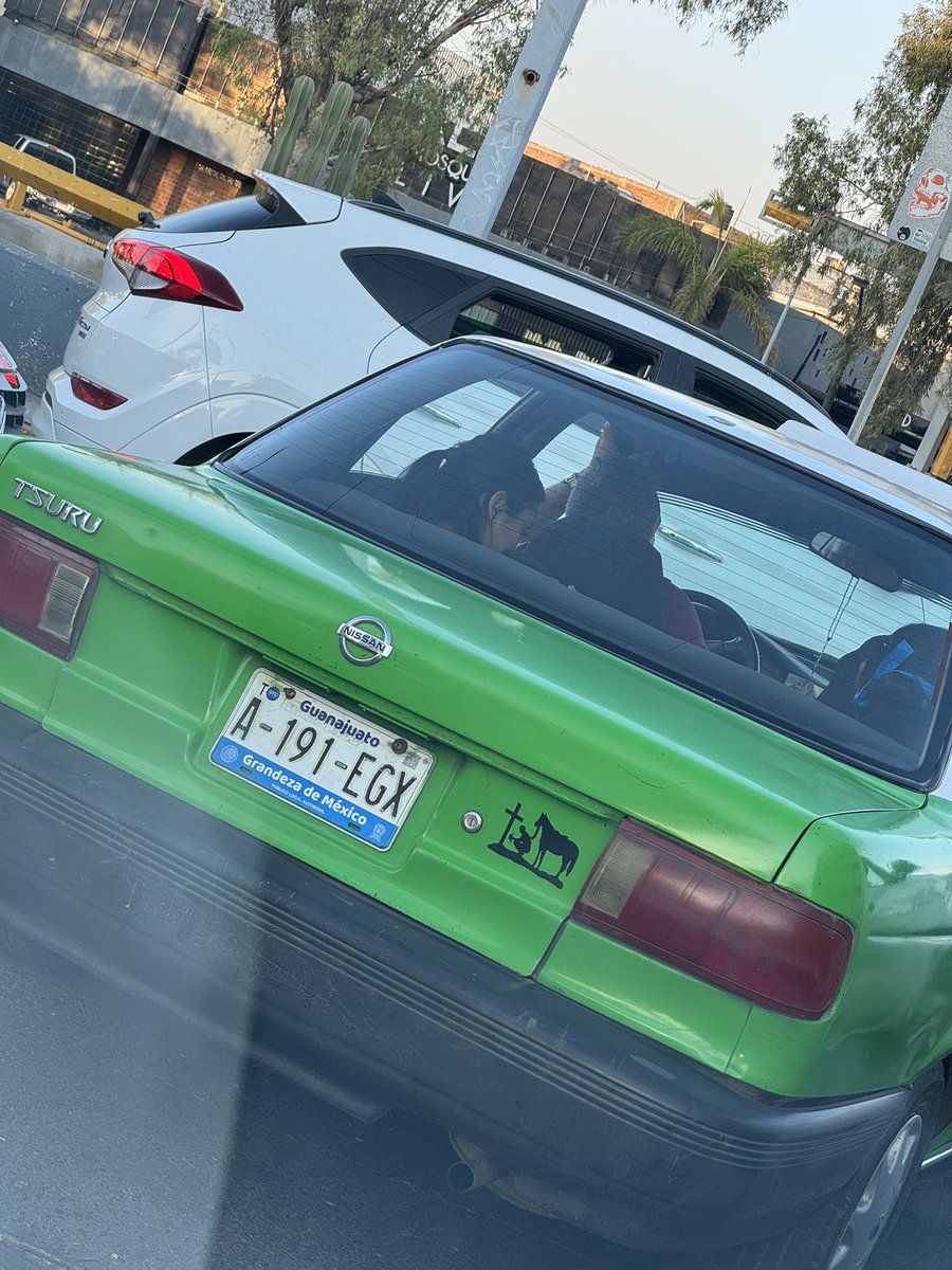 tefiux_89's tweet photo. @movilidad_leon @municipio_leon  a ver si se ponen más las pilas donde deben 
Este taxista no puede esperar y se pasa por la ciclovía obstruyendo el paso a los ciclistas y generando aún más tráfico https://t.co/BeYoxSgLqp