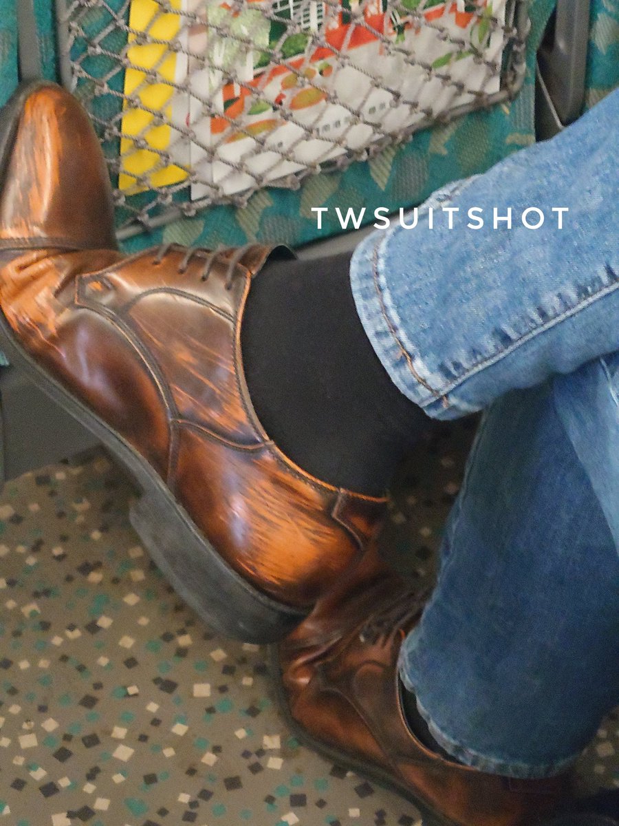 ［高鐵北上］

雖然穿牛仔褲，但黑襪腳踝加上帥氣的皮鞋還是讓人忍不住多看幾眼😍

#鞋襪 #皮鞋 #上班族 #紳士襪 #腳踝 
#黑襪