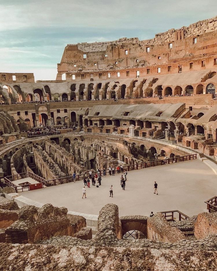 EWQuest's tweet photo. ¿Sabías que los gladiadores no siempre luchaban hasta la muerte? Eran caros de entrenar. Muchos eran esclavos, pero también había voluntarios que buscaban fama y fortuna.

Tras la caída del Imperio, el Coliseo fue abandonado, saqueado y usado como cantera. Incluso funcionó como vivienda y fortaleza en la Edad Media.

Hoy es símbolo de Roma y Patrimonio de la Humanidad. Aunque erosionado por el tiempo, sigue de pie, recordándonos la gloria —y la crueldad— del Imperio Romano.