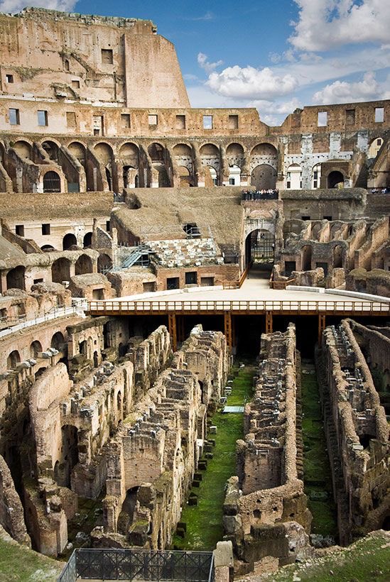 EWQuest's tweet photo. ¿Sabías que los gladiadores no siempre luchaban hasta la muerte? Eran caros de entrenar. Muchos eran esclavos, pero también había voluntarios que buscaban fama y fortuna.

Tras la caída del Imperio, el Coliseo fue abandonado, saqueado y usado como cantera. Incluso funcionó como vivienda y fortaleza en la Edad Media.

Hoy es símbolo de Roma y Patrimonio de la Humanidad. Aunque erosionado por el tiempo, sigue de pie, recordándonos la gloria —y la crueldad— del Imperio Romano.