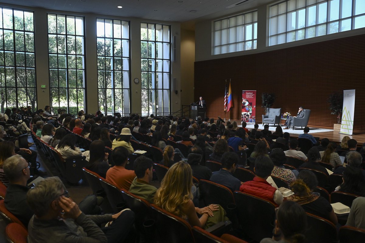 Juan Manuel Santos (@juanmansantos) on Twitter photo Gracias a <a href="/Stanford/">Stanford University</a> por la invitación a conversar sobre el liderazgo de largo plazo que el mundo necesita con urgencia. Lo más inspirador de la visita fue reencontrarme con Carlos Chacón, beneficiario de Ser Pilo Paga, quien hoy cursa un doctorado en esta universidad, una de las Gracias a <a href="/Stanford/">Stanford University</a> por la invitación a conversar sobre el liderazgo de largo plazo que el mundo necesita con urgencia. Lo más inspirador de la visita fue reencontrarme con Carlos Chacón, beneficiario de Ser Pilo Paga, quien hoy cursa un doctorado en esta universidad, una de las