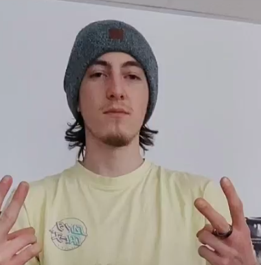 Benji_leboss's tweet photo. Un jour, une grande star a dit : "C’est à 23 ans qu’on commence à comprendre que gifler ne suffit plus, mais qu'il faut savoir savourer chaque petite goutte de miel qui tombe du pot" #giflecemiel #gamberge #ctonannivgabin #quesnayrevienspitié #unbonnetvraiment #crayzizi https://t.co/rBJpluWkGQ