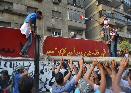 "تحرير فلسطين يبدأ من تحرير مصر"
جملة خطّها أحرار يناير ٢٠١١ على سور السفارة الصـ.هيونية بالقاهرة أثناء اقتحامها،
والنهاردة بتثبت الأيام إن البوصلة كانت صح وإن ثوار يناير أصحاب وعي حقيقي وبصيرة نافذة، 
واللي اتقال يومها مازال شعارنا "تحرير فلسطين يبدأ من تحرير القاهرة"