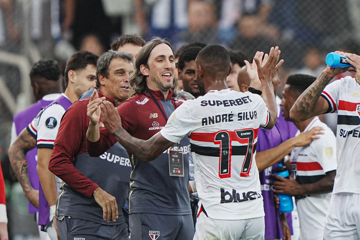 LibertadoresBR's tweet photo. 🤔 O que é perder?

🇾🇪 Zubeldia 😍 @SaoPauloFC

🏆 CONMEBOL #Libertadores 🔛 https://t.co/8dGgsjmDbW