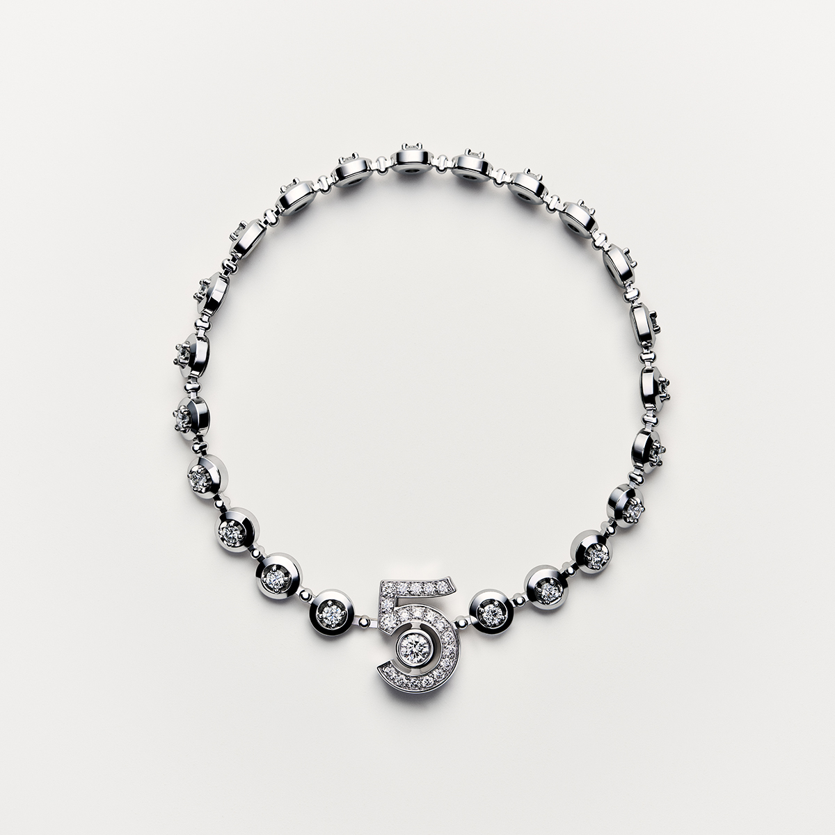 CHANEL_JP's tweet photo. 永遠の表明

ゴールドとダイヤモンドを組み合わせ、シャネルにとって最もアイコニックな数字である「5」を描き出したCOLLECTION N°5。

新作エターナル シャネル N°5 ネックレスとブレスレットをご覧ください。

#CollectionN5 #CHANELFineJewelry #CHANEL #シャネル