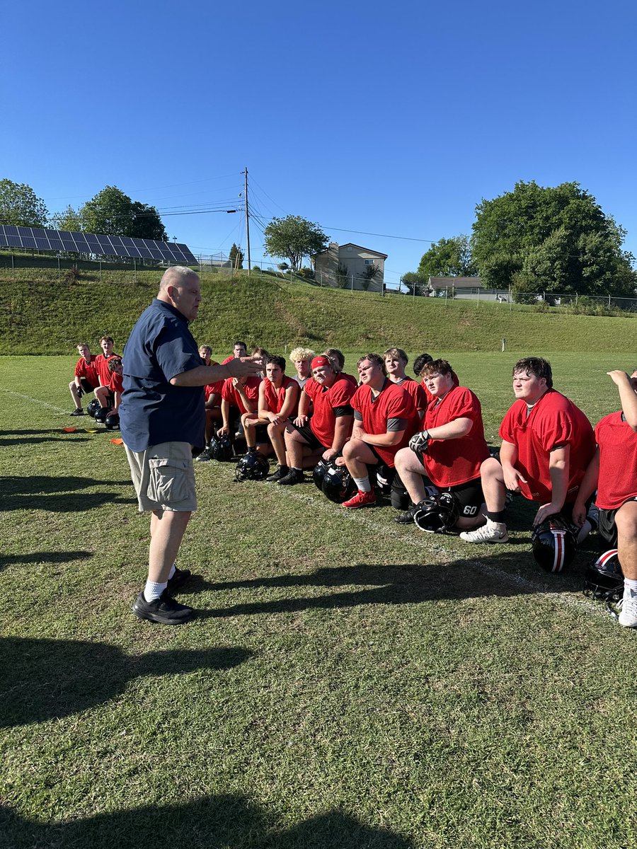 Day 1 of Spring Practice is in the books 📚Huge shout out to former Letterman <a href="/ChipOury/">Chip Oury</a> for speaking to the team after practice! #GBR #SpursUp #6SOH