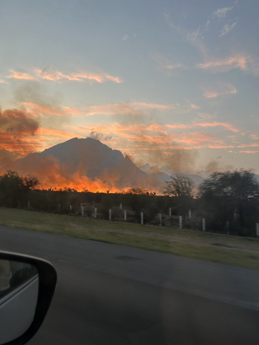 IrmaScoy's tweet photo. Incendio en el libramiento monterrey help https://t.co/rzQ6rVWtnZ