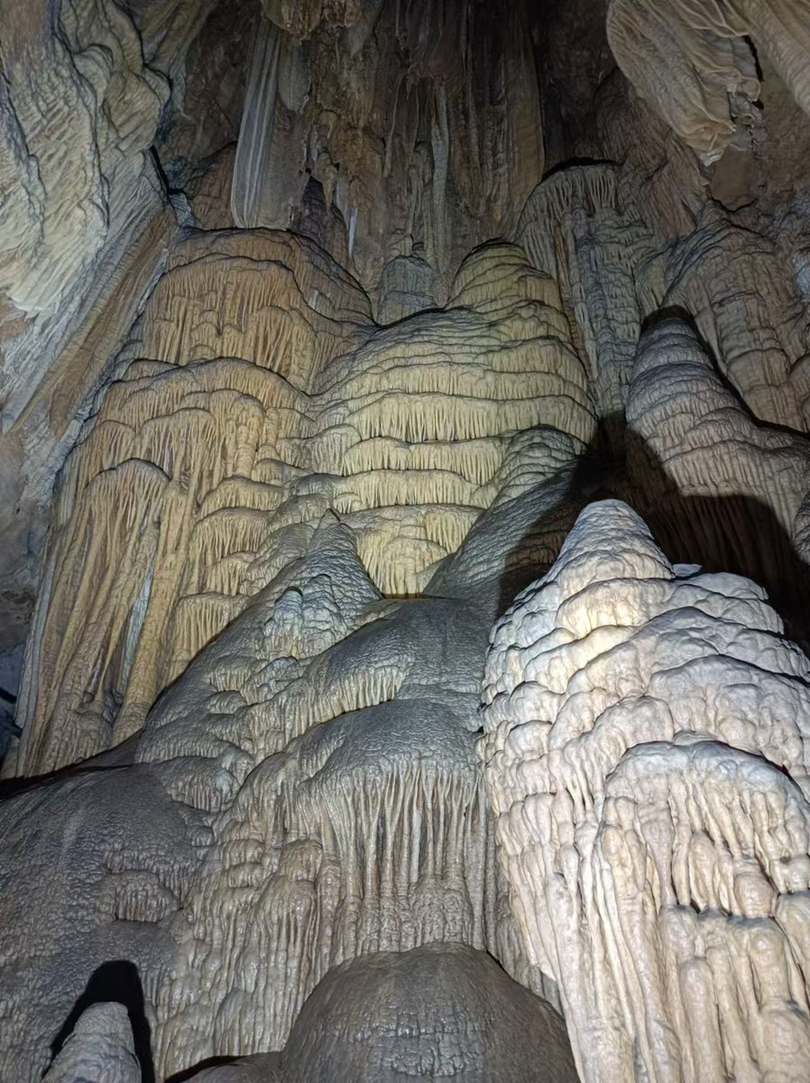 this_is_jiangxi's tweet photo. Exploring this limestone cave—doesn't this rock formation look like Bodhidharma, the Zen master? Nature carves its own statues. 🌌🕯️ #CaveExploration #ZenVibes #ZenInNature #StoneSculptures #HiddenTemples https://t.co/I1T8NytxTd