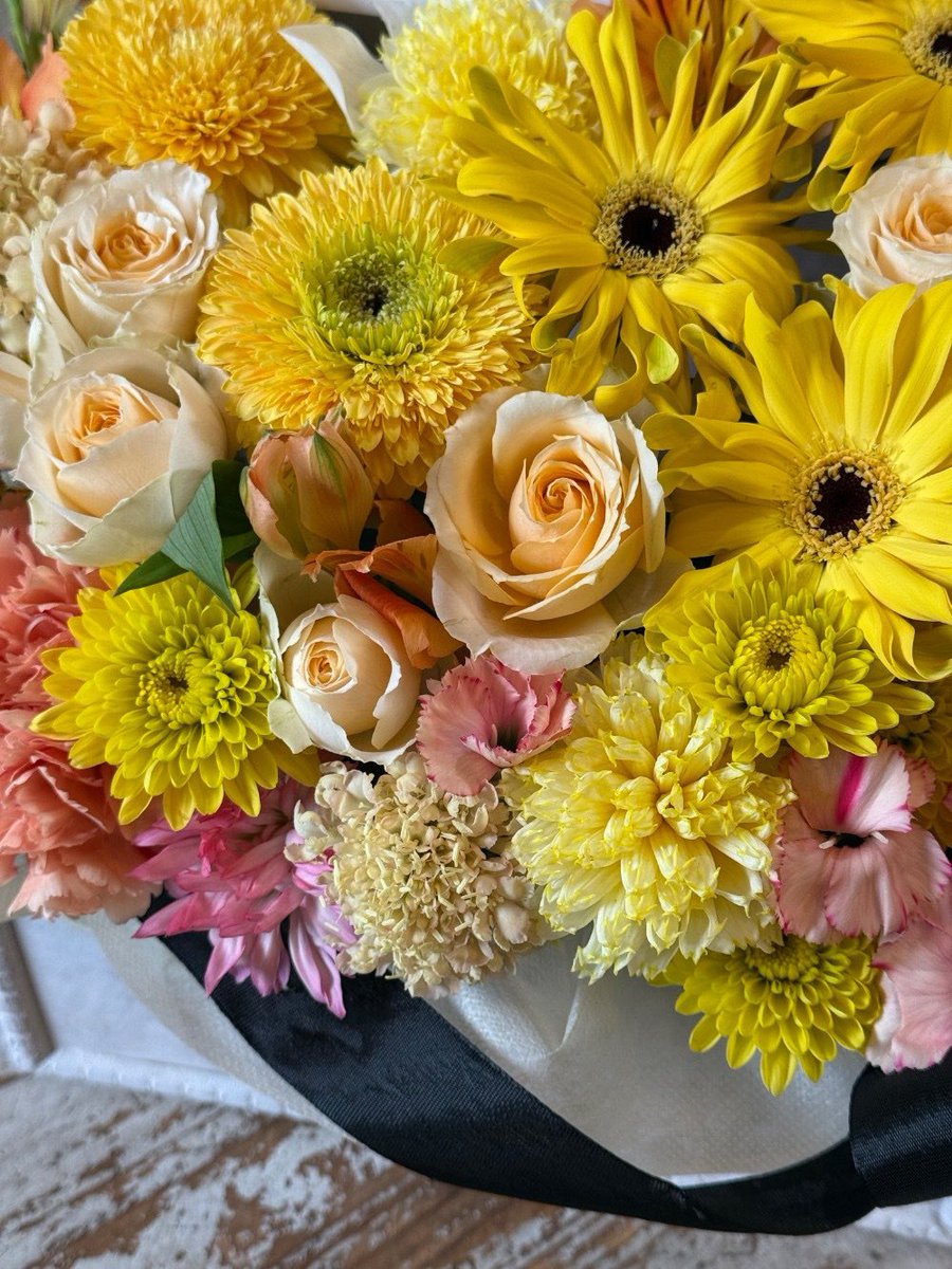 wendy_bg_pp589's tweet image. 夢限大みゅーたいぷ3rd LIVE
「ふりーてぃんぐ もーめんと」大阪公演にて
仲町あられちゃんに楽屋花を贈らさせて頂きました🌼

あられちやんの黄色をメインに、キービジュアルである虹の道をイメージしてお花の下部をカラフルに。…