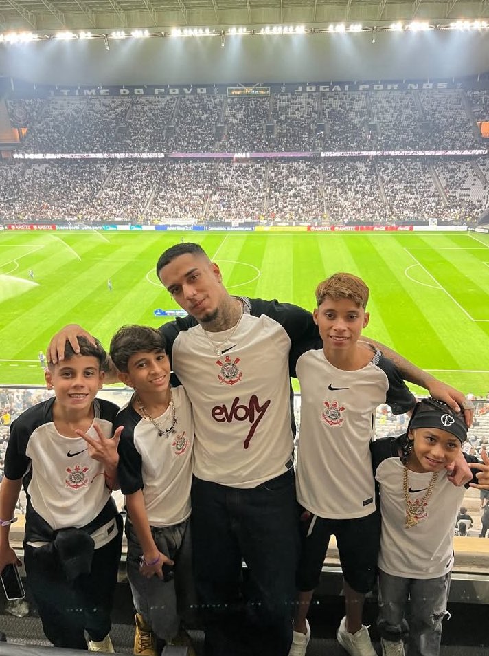 Veigh levou algumas crianças para ir ao estádio de futebol pela primeira vez, com direito ao jogo do Corinthians e camarote da Nike! 🤍