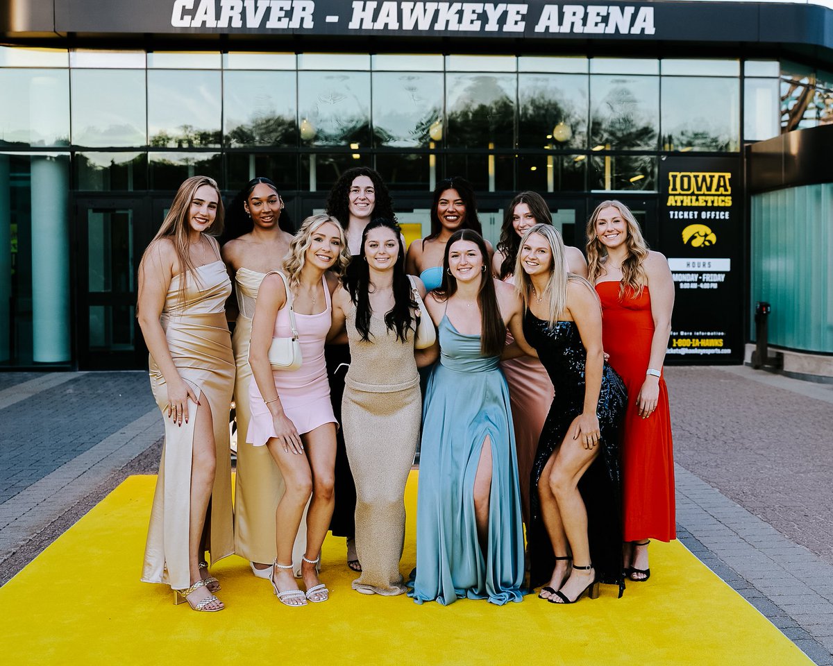 All dressed up for the Golden Herkys 🤩

#Hawkeyes