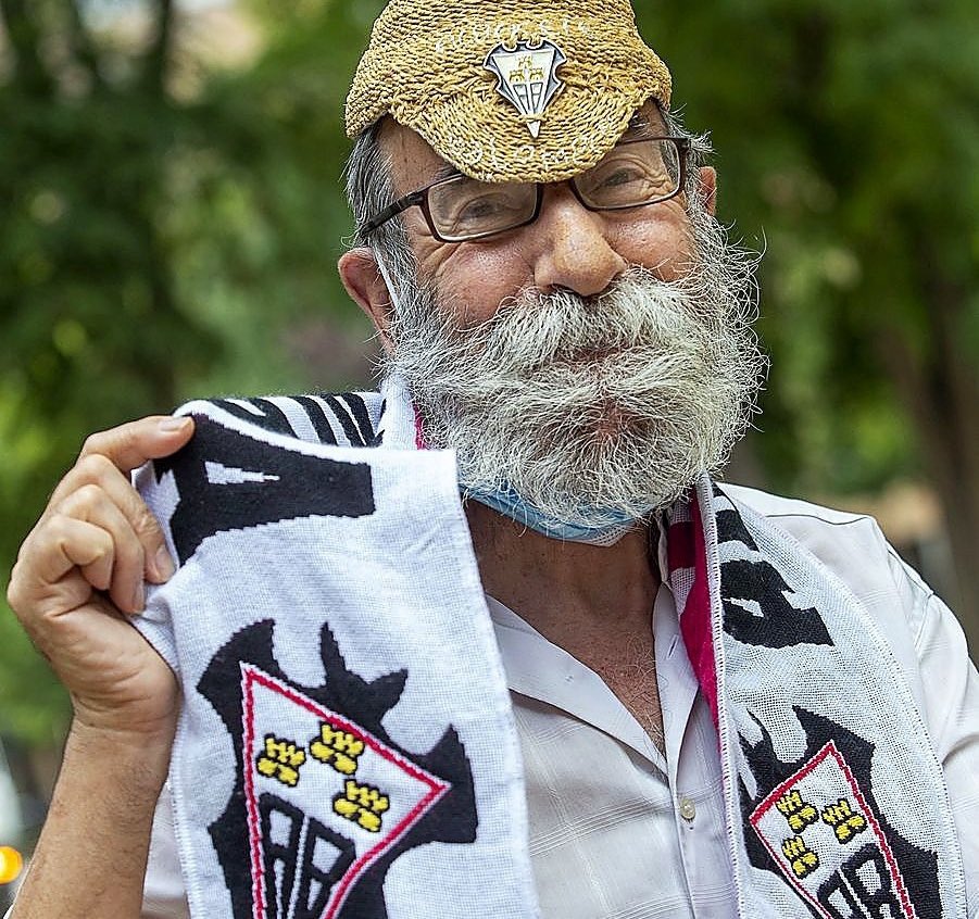 A los albacetenses se nos ha muerto Valeriano Belmonte. El más generoso entre los nuestros. Nada de Albacete le fue ajeno y llevaba en su pecho y actuar  el honor de ser de esta nuestra tierra. El Cielo ya tiene cartero y un dibujante de primera.