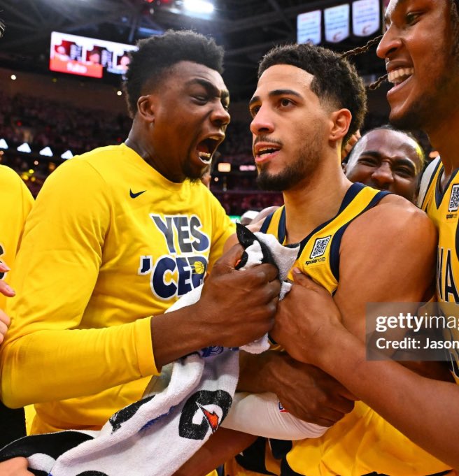 PurpGolded's tweet image. This mf Thomas Bryant in every big celebratory moment
He ain’t ever get playing time tho 😭