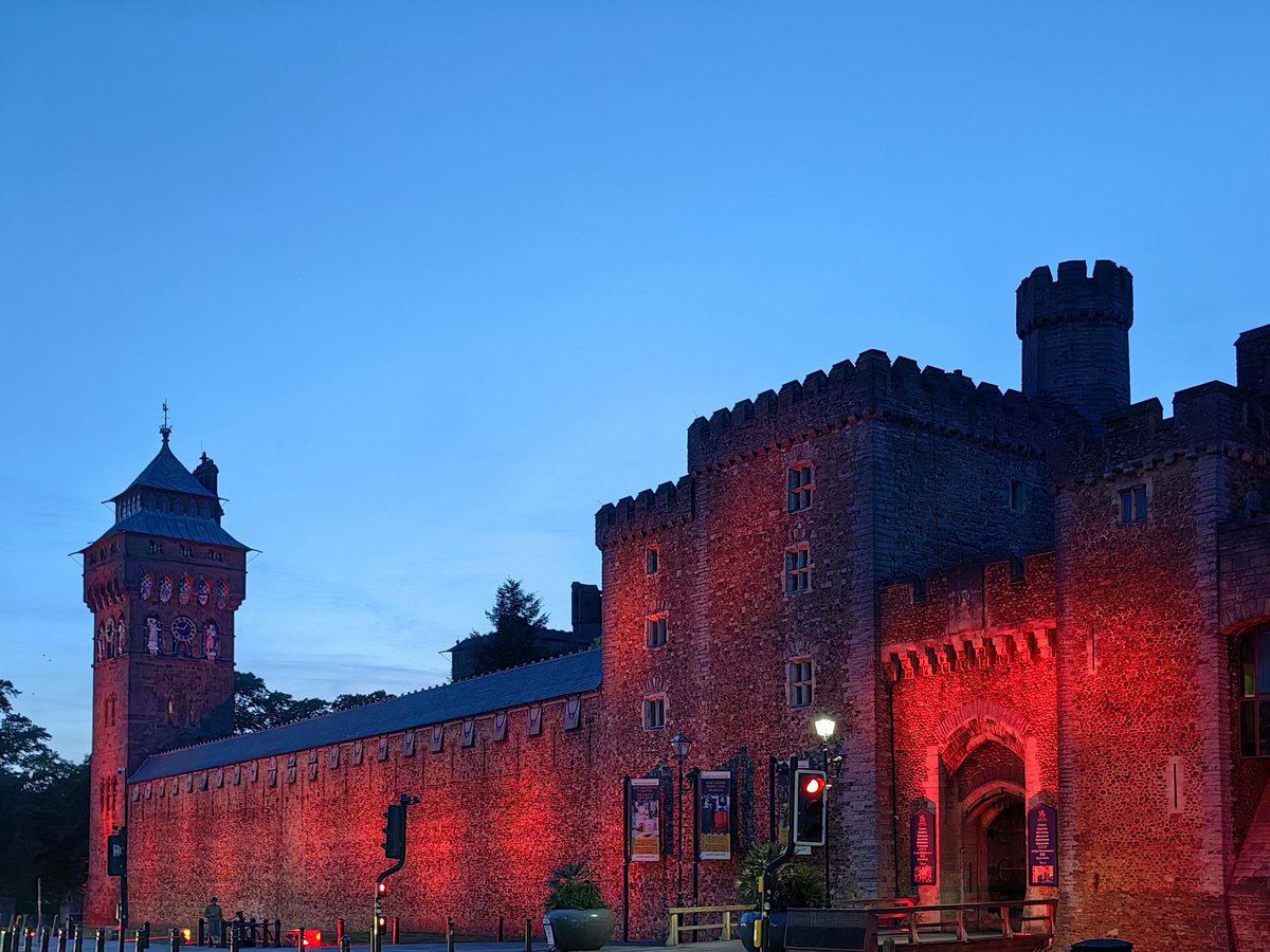 It's Your Wales (@itsyourwales) on Twitter photo Cardiff Castle lit up in the red of Wales - courtesy
<a href="/MandhariNadezna/">Nadezna Mandhari</a> #Wales #WelshPassion Cardiff Castle lit up in the red of Wales - courtesy
<a href="/MandhariNadezna/">Nadezna Mandhari</a> #Wales #WelshPassion