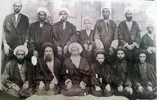 در پیام مقام معظم رهبری به مناسبت یکصدمین سال تأسیس حوزه علمیه قم آمده است که در برخی شهرها مانند نجف، علما را بازداشت و حتی مراجعی همچون میرزای نائینی را تبعید کردند.
تأسیس حوزه قم پاسخی بود به همین تهاجم هدفمند علیه استقلال مرجعیت شیعه.