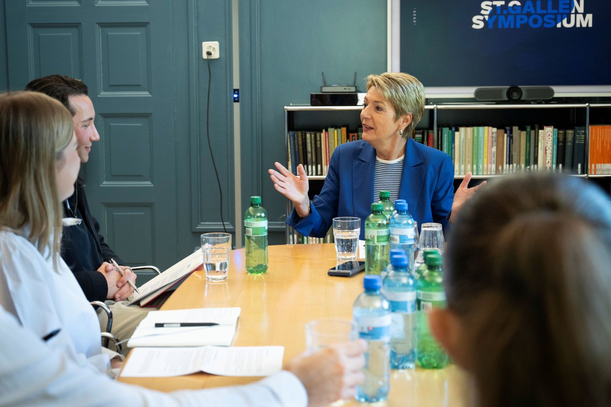 Karin Keller-Sutter (@keller_sutter) on Twitter photo «Oft sind diese Gespräche recht locker»: Studierende der <a href="/hsg_shss/">SHSS University of St Gallen</a> haben mich für #CHMedia (<a href="/tagblatt_ch/">Tagblatt.ch</a>) zum <a href="/SG__Symposium/">St. Gallen Symposium</a> interviewt und unter anderem gefragt: Wie laufen Treffen unter Staatsoberhäuptern ab? Eine erfrischende Begegnung. 👉efd.admin.ch/de/interview-b… «Oft sind diese Gespräche recht locker»: Studierende der <a href="/hsg_shss/">SHSS University of St Gallen</a> haben mich für #CHMedia (<a href="/tagblatt_ch/">Tagblatt.ch</a>) zum <a href="/SG__Symposium/">St. Gallen Symposium</a> interviewt und unter anderem gefragt: Wie laufen Treffen unter Staatsoberhäuptern ab? Eine erfrischende Begegnung. 👉efd.admin.ch/de/interview-b…