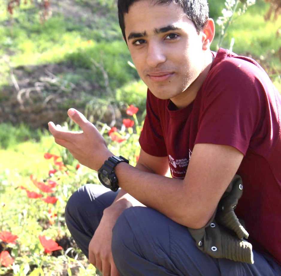 הלילה חלמתי על נמרוד. 
חלמתי על היום שהוא חוזר הביתה, התחבקנו שעות, הוא סירב לעזוב אותי לשניה. 
כשהגענו הביתה מיד הכנתי לו את האוכל שהוא הכי אוהב בעולם - שניצל ופירה. 
התעוררתי עם חיוך ענק, שנעלם בשניה. 
נמרוד לא פה. נמרוד לא מקבל חיבוק. נמרוד לא אוכל שניצל ופירה.
#היכן_הילד_שלי