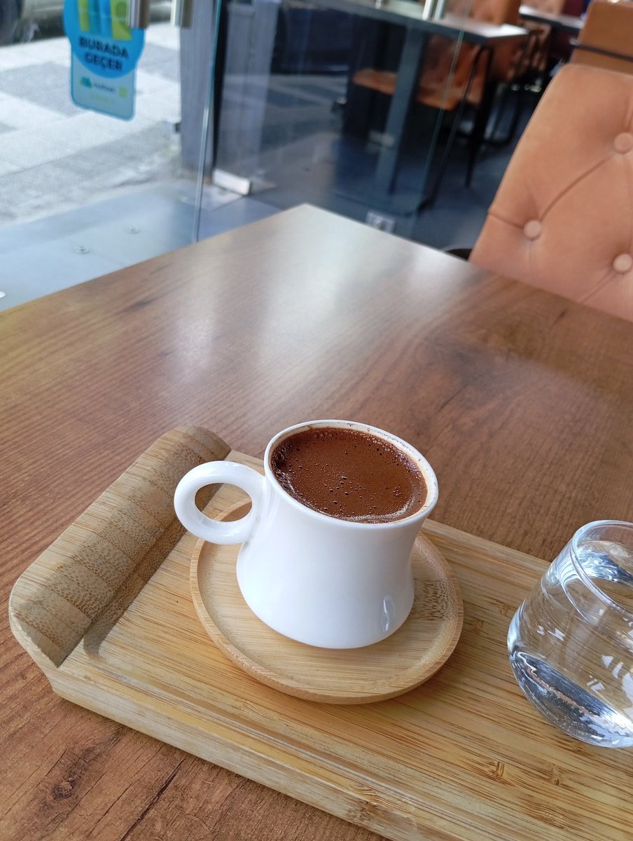 Kurs günü sabah kahvesini mahallenin değişik mekanlarında içiyoruz...