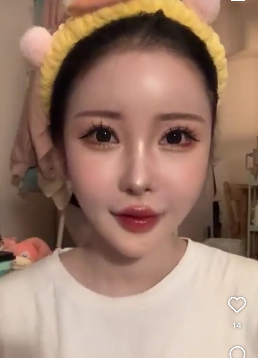 今日話してて気づいたけど
鬱病が1番酷かった時メイクのやり方も明らかにおかしくなってる(左)

本来のメイクではなくて、チークも何もかも濃くなって空間把握が上手くできてない気がする。(左と右は、整形での変化なしメイクのみ)

統合失調症みたいな異常の出方をしていてゾッとした。