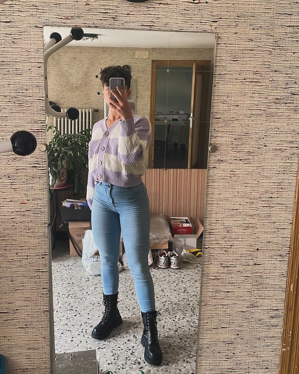 Regarde-moi dans les yeux… C’est là que tout commence. 😏🔥 #TattooedAndHot #JustOneLook #Temptation