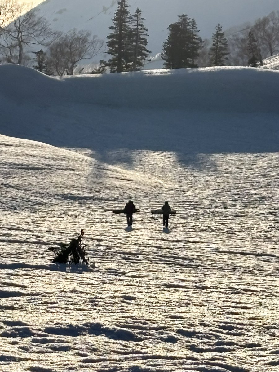 この時期は刺激的な急斜面も良いけど泊まりならではのこの時間がたまらない。