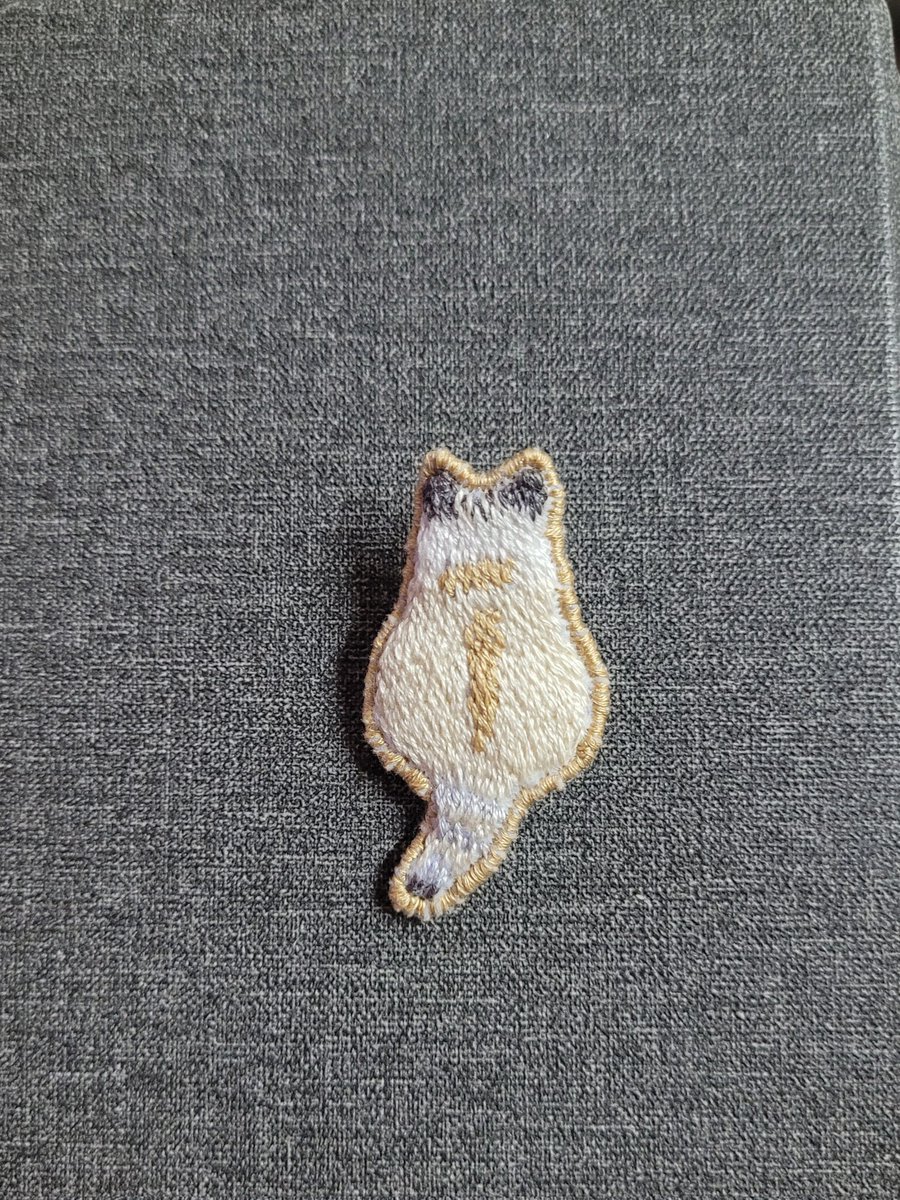 盧貓貓背影刺繡胸針🐱♥️

<a href="/Ashan_kouki/">神々松🌐</a> 
#阿神的盧貓貓