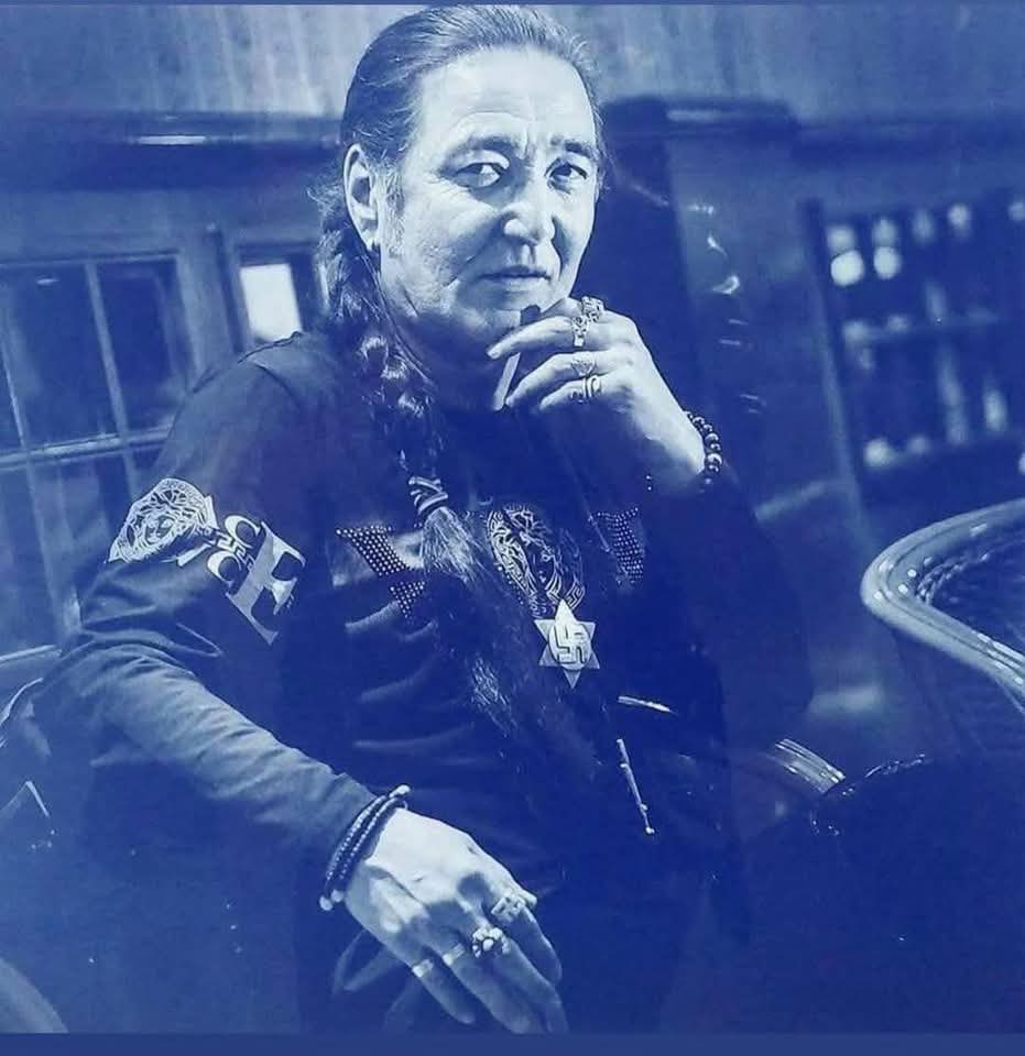 Өө ай хүний амьдрал
Эгэл жирийн боловч
Энэхэн биедээ багтамгүй
Их хүслийн далай юм даа ... 🫶❤️🫶